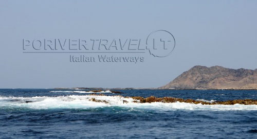 Pesca dalla costa nel mare in Oman, nel Dhofar.